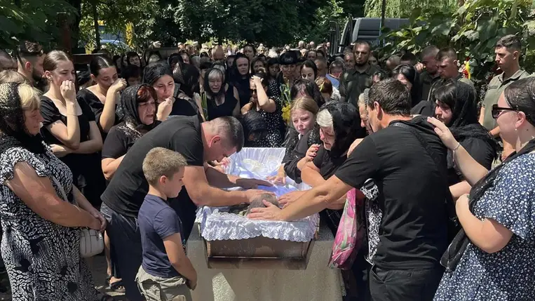 Kárpátalján megtartották a 22 éves védő, Olekszandr Misak temetését