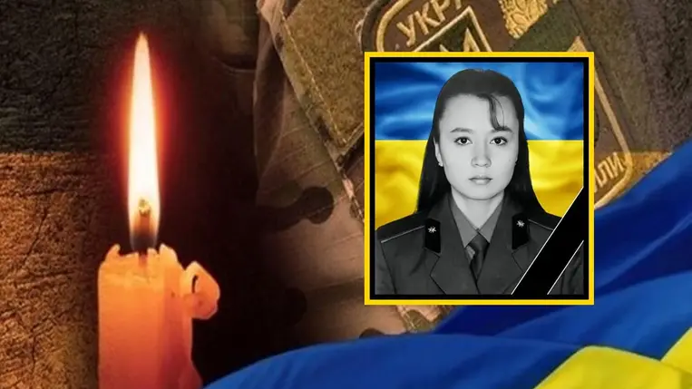   Munkácson végső búcsút vesznek a hősi halált halt katonanőtől, Olena Babickától.  Fotó: Munkácsi Városi Tanács. Kollázs: Kárpátinfo