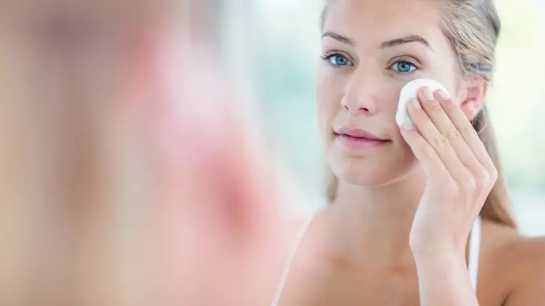 Tényleg nem szabad napozáshoz sminkelni? Bőrgyógyász válaszol