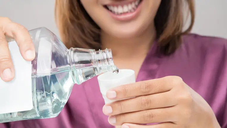 7 elképesztő dolog, amire jó a szájvíz - A bőrödre és a hajadra is szuper