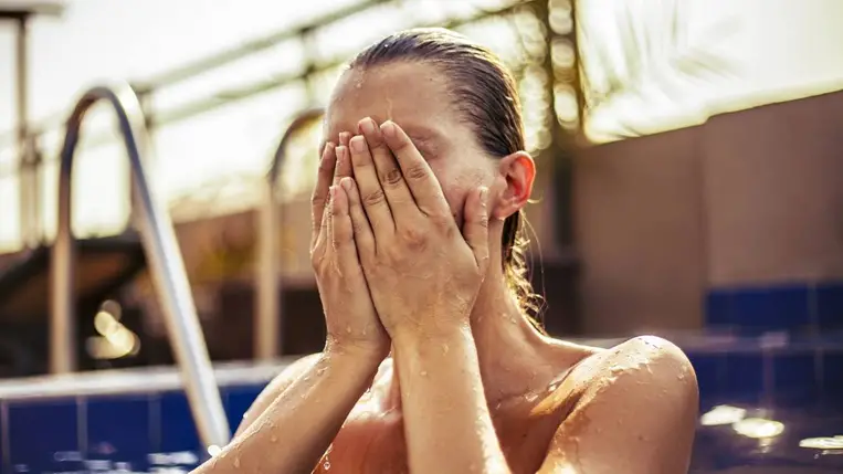 Ezért ne nyisd ki soha a szemed víz alatt - 7 dolog, amire figyelj nyaraláskor