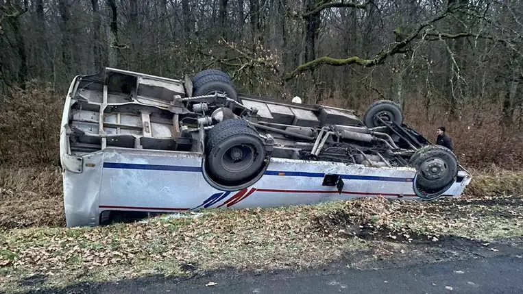 Kárpátalján menetrend szerinti autóbusz sodródott le az úttestről, majd tetejére borult. Fotó: DSZNSZ