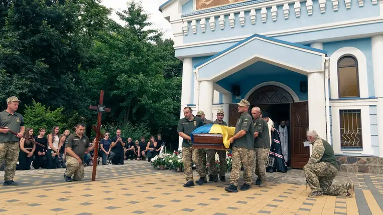 Újabb kárpátaljai katona esett áldozatául a harcoknak. 2024. július 4-énMunkácson végső búcsút vettek Sztepan Budzsak mesterlövésztől. Fotó: Munkácsi Városi Tanács/Facebook