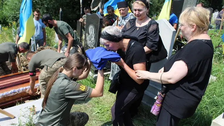 Kárpátalján végső búcsút vettek Dmitro Panaszovszkij rahói katonától. Fotó: Rahói Városi Tanács