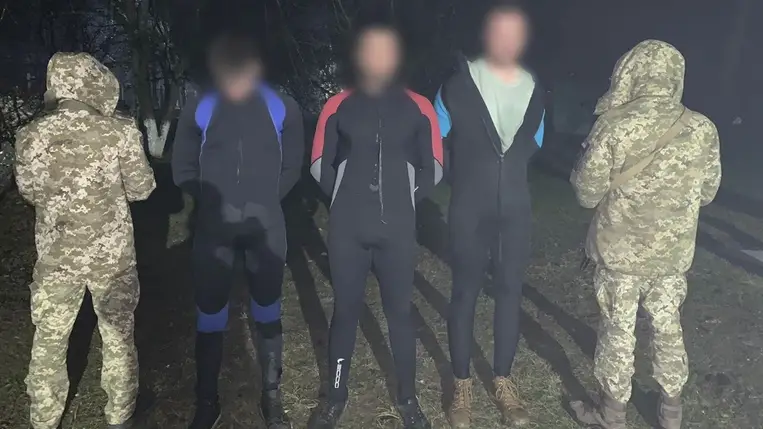 Egy embercsempész, aki óvadék ellenében szabadult, megpróbált két társával együtt a Tiszán keresztül Romániába szökni. Fotó: Ukrán Állami Határőrszolgálat
