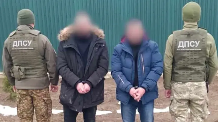  A kárpátaljai határőrök a Tisza közelében elfogtak két férfit, akik a jéghideg Tiszát átúszva akartak Romániába jutni. Fotó: Ukrán Állami Határőrszolgálat