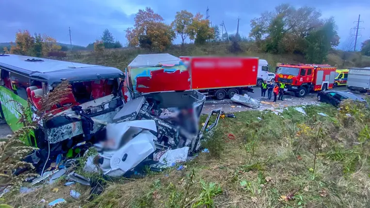 A Lemberg közelében történt tömegbalesetben többen meghaltak és sokan megsérültek. Fotó: DSZNSZ