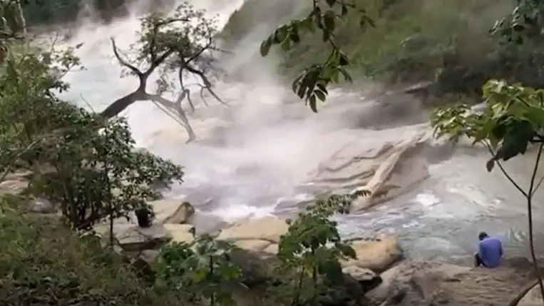 Tűzforróvá vált egy folyó vize, mindent elpusztít, ami az útjába kerül 
