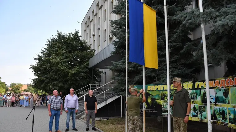 Az ukrán államiság napja alkalmából ünnepséget tartották a járási adminisztráció épülete mellett. Fotó: Babják Zoltán Facebook-oldala