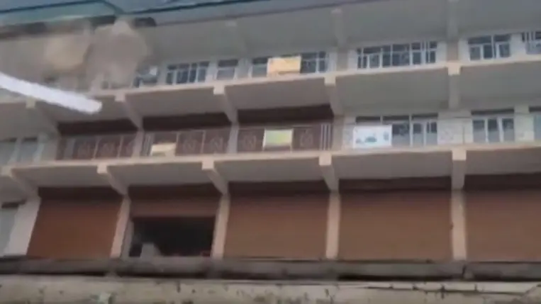 Videón, ahogy a folyóba dől egy négyemeletes ház Indiában