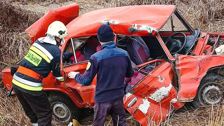 Kárpátalján egy VAZ-2101-es személygépkocsi 70 éves sofőrje életét vesztette a  Munkács-Szjanki útvonalon közlekedő vonattal történt ütközés következtében. Fotó: DSZNSZ
