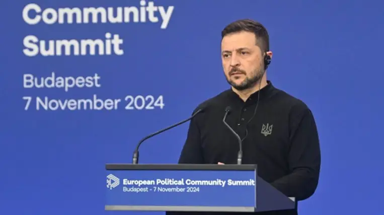 Volodimir Zelenszkij ukrán elnök sajtótájékoztatót tart az Európai Politikai Közösség (EPC) budapesti tanácskozása után a Puskás Arénában. (Fotó: MTI/Balogh Zoltán)