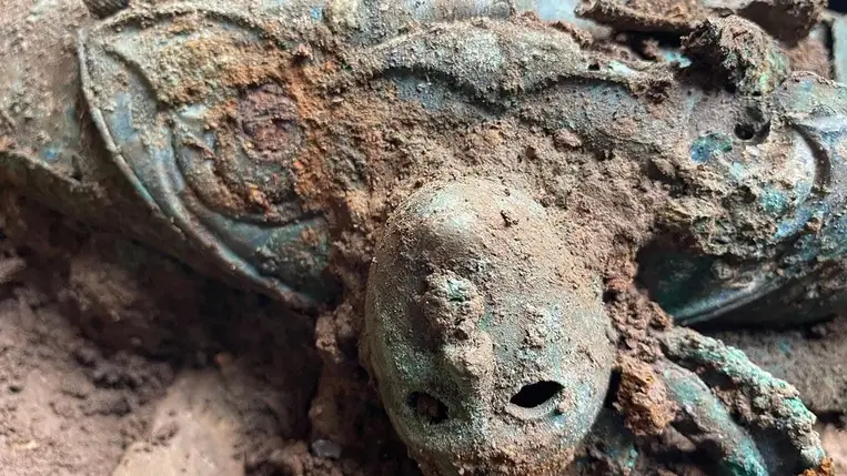 Fémdetektorral indult kincsvadászatra egy amatőr, 2000 éves rejtélyre bukkant Nagy-Britanniában. Fotó: Youtube/DurhamUniversity