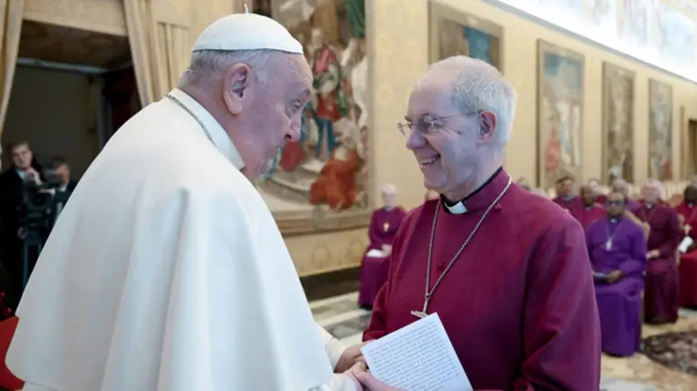 Ferenc pápa (b) Justin Welby canterburyi érseket, az anglikán egyház legfőbb vallási méltóságát (j) és az egyház vezetőit fogadja a Vatikánban 2024. május 2-án. MTI/EPA/Vatikáni Média