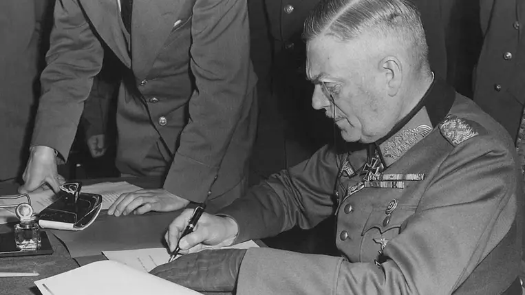 1945 május 8-án Berlinben Wilhelm Keitel tábornagy aláírja a Wehrmacht immár második megadási okmányát (Forrás: Wikipédia)