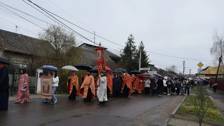 Kereszthódoló körmenet Beregszászon - Legyünk a megfeszített és feltámadott Jézus követői. Fotó: Kárpátinfó/ Kovács Elemér 