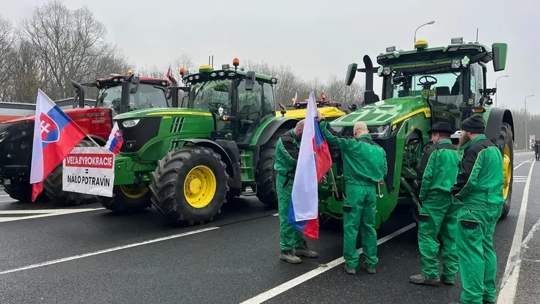 A gazdák blokkolták a határátkelőt Csehország és Szlovákia között az Ukrajnából jövő gabonaimport miatt