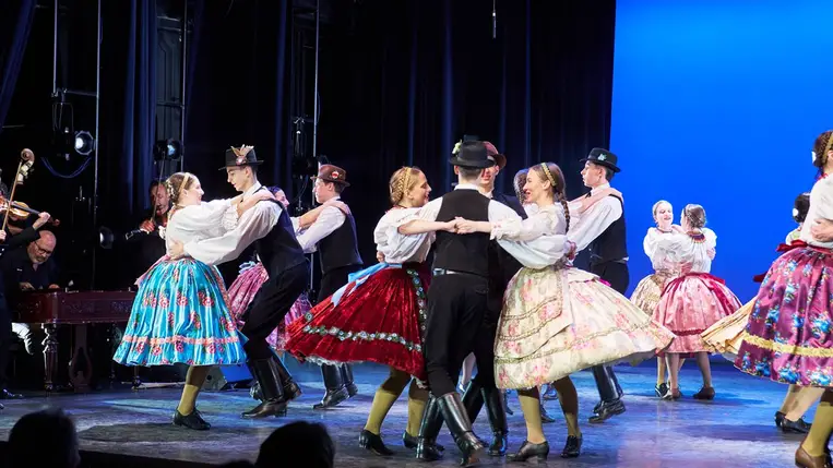 Közös ég alatt - Gyimesi fiatalok egy színpadon a Magyar Állami Népi Együttessel. Hrotkó Bálint fotója