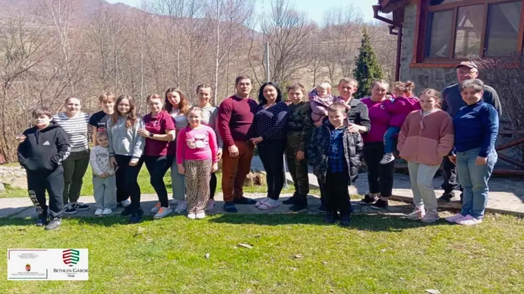 Nagycsaládos önkéntesek a Vadvölgy panzióban