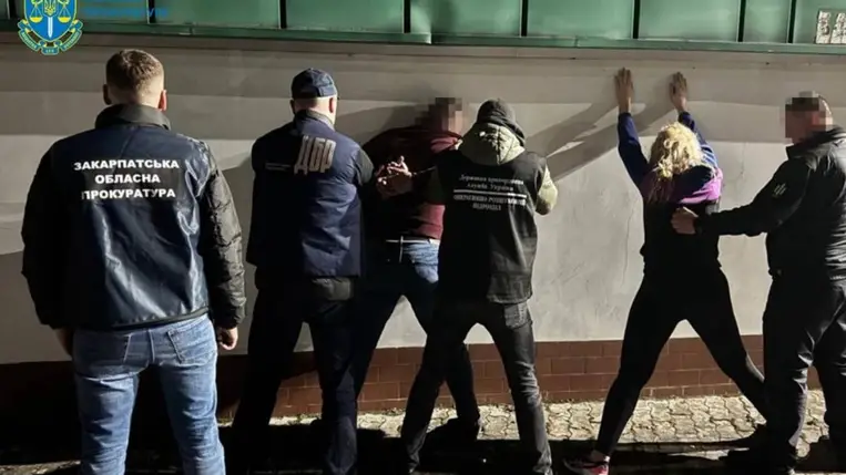 8000 dollárért akarták átcsempészni a katonaköteles férfit Magyarországra: két kárpátaljai vámos ellen emeltek vádat