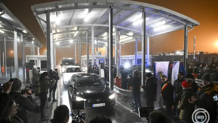 Az első járművek egyike, miután megnyitották a Magyarország és Románia között húzódó államhatárt Románia schengeni övezethez csatlakozásának alkalmából a csanádpalotai határátkelőhelyen 2024. december 31-én. MTI/Czeglédi Zsolt