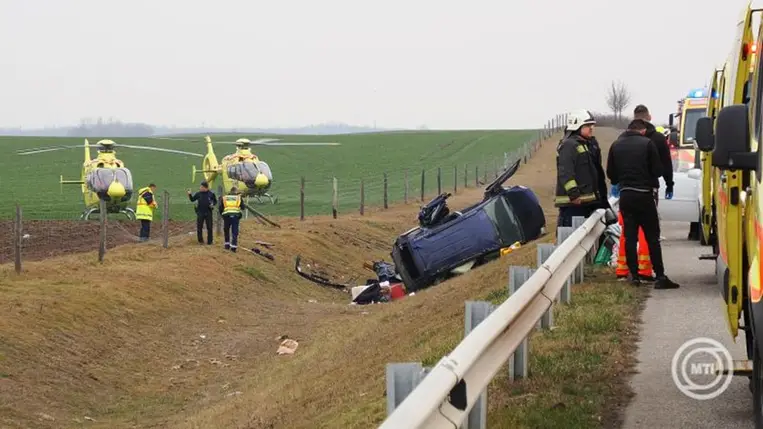 Mentőhelikopterek az M5-ös autópályánál Városföld közelében, ahol egy ember meghalt, két felnőtt és három gyermek pedig megsérült, amikor egy osztrák rendszámú autó árokba hajtott 2025. február 24-én. MTI/Donka Ferenc