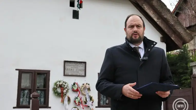 Nacsa Lőrinc, a Miniszterelnökség nemzetpolitikáért felelős államtitkára sajtótájékoztatót tart a másfél milliárd forintos keretösszeggel meghirdetett Erősödő Kárpát-medence Programról  2025. április 2-án. MTI/Lehoczky Péter