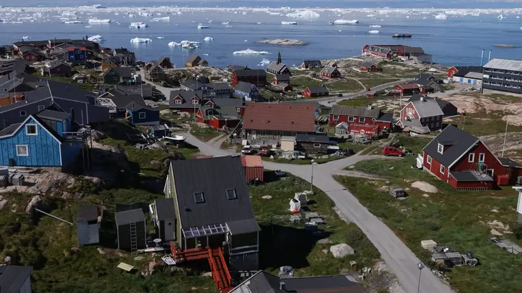 Jéghegyek sodródnak a házakkal körülvett Disko-öbölben, grönlandi Ilulissatban 2024. július 15-én. A városka Grönland egyik fő turisztikai célpontja (Fotó: Getty Images)