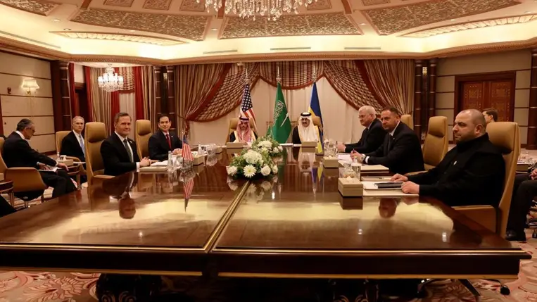 Ukrajna és az Egyesült Államok delegációi a szaúd-arábiai Dzsiddában folytatnak tárgyalásokat 2025. március 11-én. (Fotó: Salah Malkawi/Getty Images)