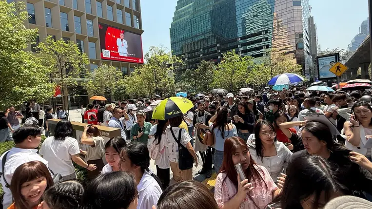 A földrengés hatására Bangkok lakói elhagyták otthonaikat, és a belvárosi utcákra menekültek (Fotó: Getty Images)