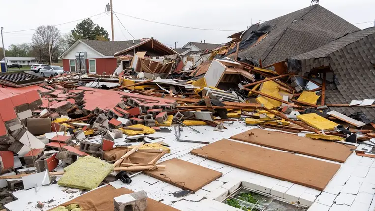 Egy összeomlott helyi templom, miután 2025. április 3-án tornádó csapott le a Kentucky állambeli Paducah-ban (Fotó: Michael Swensen/Getty Images)