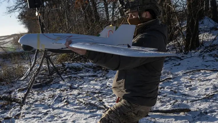 Az ukrán Nemzeti Gárda 12. különleges műveleti egysége, az Azovi dandár katonája egy Furia típusú felderítő drónt készül bevetni a frontvonal közelében 2024. december 14-én (Fotó: MTI/EPA/Maria Senovilla)