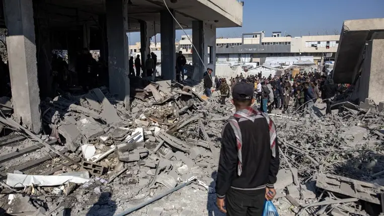 Izraeli légicsapás színhelye a Gázai övezet déli részén fekvő Hán-Júniszban 2025. január 2-án (Fotó: MTI/EPA/Haiszam Imad)