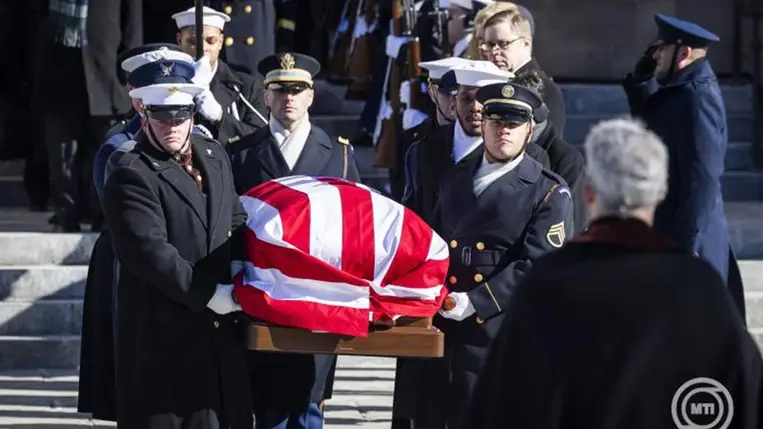 Jimmy Carter egykori amerikai elnök nemzeti színű zászlóval fedett koporsóját kiviszik a washingtoni Nemzeti Katedrálisból a gyászszertartás végén 2025. január 9-én. MTI/EPA/Jim Lo Scalzo