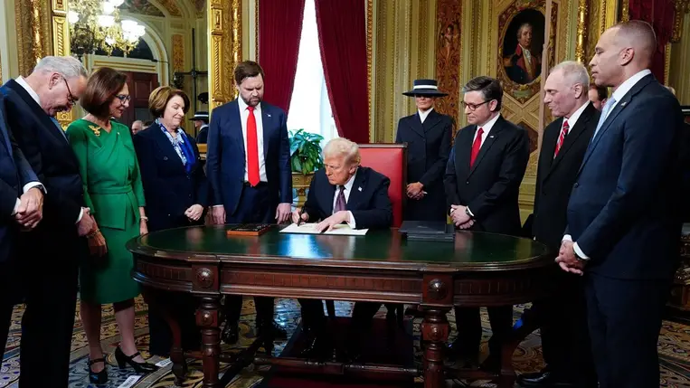 Donald Trump újonnan beiktatott amerikai elnök (k) aláírja az első elnöki rendeleteit a hivatali eskütétele után a washingtoni Fehér Házban 2025. január 20-án. (Fotó: MTI/EPA/The Washington Post pool/Melina Mara)