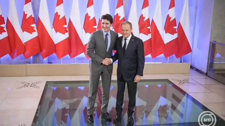 Varsó, 2025. január 28. Justin Trudeau kanadai miniszterelnököt (b) fogadja lengyel hivatali partnere, Donald Tusk a varsói kormányfői hivatalban 2025. január 28-án. MTI/EPA/PAP/Marcin Obara