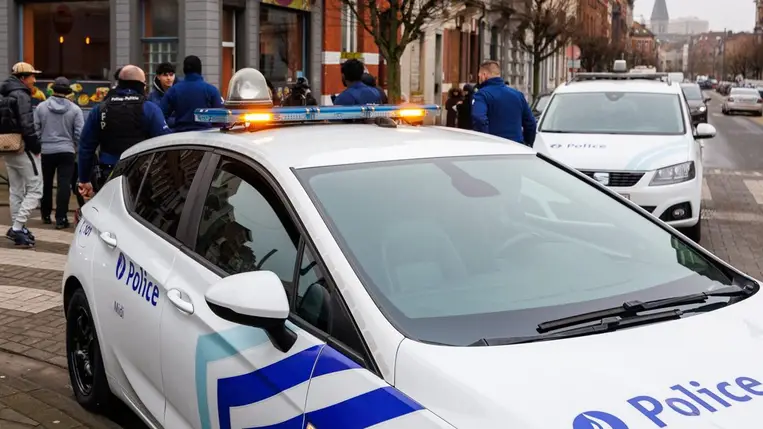 Rendőrök a helyszínen a brüsszeli Clémenceau metróállomásnál történt lövöldözést követően 2025. február 5-én (Fotó: MTI/EPA/Olivier Matthys)