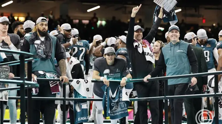  A Philadelphia Eagles játékosai ünnepelnek az eredményhirdetésen, miután csapatuk győzött a címvédő Kansas City Chiefs ellen a Super Bowlon 2025. február 9-én. MTI/EPA/Erik S. Lesser