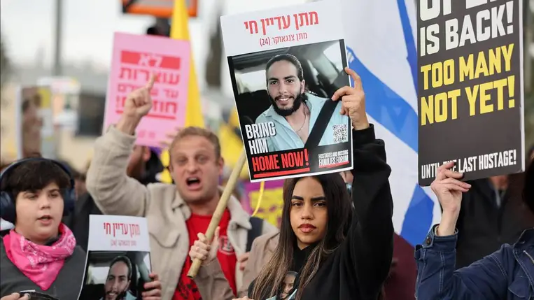 A Gázai övezetet irányító Hamász palesztin iszlamista szervezet által elhurcolt izraeliek hozzátartozói és támogatóik követelik a még fogságban lévő túszok azonnali elengedését (Fotó: MTI/EPA/Abir Szultan)