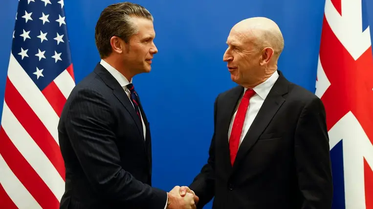 Pete Hegseth amerikai védelmi miniszter (b) és John Healey brit védelmi miniszter üdvözli egymást a NATO-tagországok védelmi miniszteri találkozója előtt, 2025. február 12-én a katonai szövetség brüsszeli székházában (Fotó: MTI/EPA/Reuters pool/Johanna Geron)