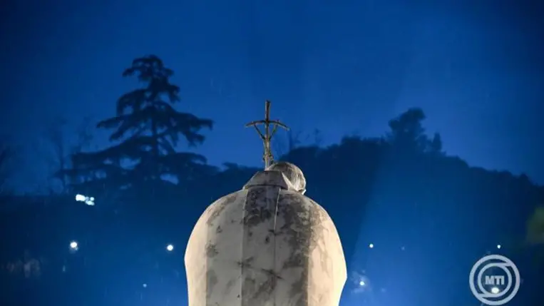 II. János Pál pápa szobra a római Agostino Gemelli kórház udvarán, ahol Ferenc pápát ápolják 2025. február 24-én. MTI/EPA/ANSA/Alessandro Di Meo