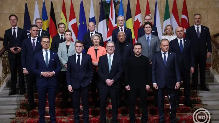 Csoportkép a résztvevőkről a londoni Lancaster-házban rendezett védelmi csúcstalálkozón 2025. március 2-án. MTI/EPA pool/Neil Hall