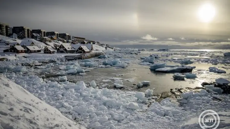 Sodródó jég a nem egészen húszezer lakosú grönlandi főváros, Nuuk óceánpartján 2025. március 7-én. MTI/EPA/Ritzau/Mads Claus Rasmussen