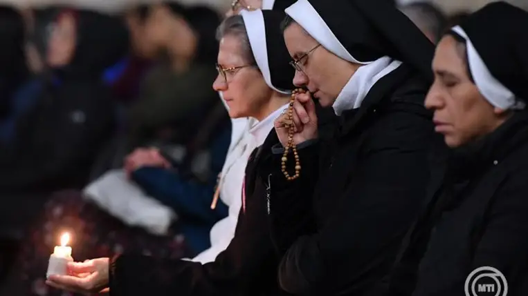 Apácák imádkoznak Ferenc pápa egészségéért a vatikáni Szent Péter téren 2025. március 10-én. MTI/EPA-ANSA/Fabio Cimaglia