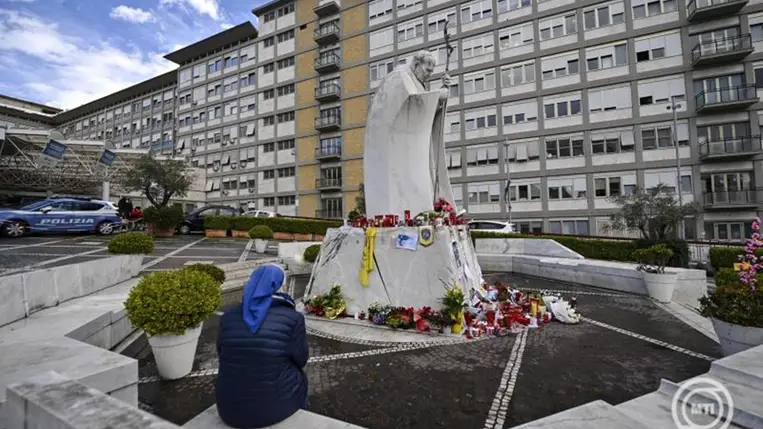  Apáca imádkozik Szent II. János Pál pápa szobránál a római Agostino Gemelli kórház előtt 2025. március 13-án. A 88 éves Ferenc pápát február 14. óta ápolják a kórházban. MTI/EPA-ANSA/Riccardo Antimiani