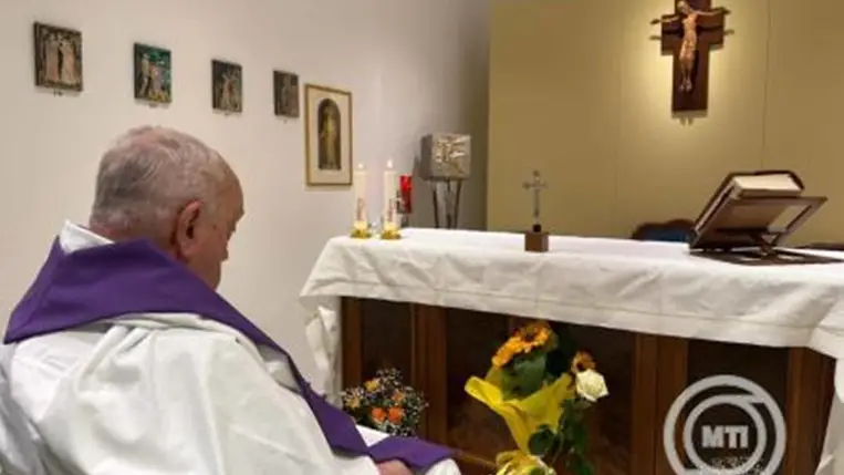 A Szentszéki Sajtóiroda felvétele Ferenc pápáról a római Agostino Gemelli kórház kápolnájában 2025. március 15-én. A 88 éves Ferenc pápát február 14. óta ápolják a kórházban. MTI/EPA/Szentszéki Sajtóiroda