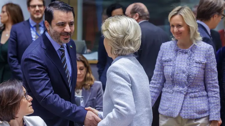 Ursula von der Leyen, az Európai Bizottság elnöke (k, háttal) fogadja Aszaad Haszan es-Sibani szíriai külügyminisztert a szíriai adományozók éves konferenciáján Brüsszelben 2025. március 17-én (Fotó: MTI/EPA/Olivier Matthys)