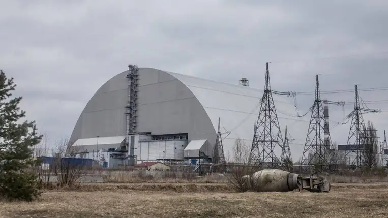 A csernobili atomerőmű acélszarkofággal lefedett 4-es reaktorblokkja az észak-ukrajnai Csernobilban 2022. április 5-én (Fotó: MTI/AP/Oleksandr Ratushniak)