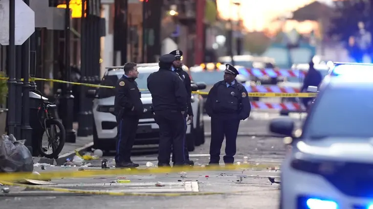 Rendőrök biztosítják a helyszínt, miután egy autó belehajtott az ünneplő tömegbe a Louisana állambeli New Orleans egyik népszerű főutcájában (Fotó: MTI/AP/Gerald Herbert)