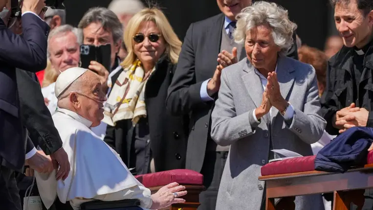  Ferenc pápát köszöntik a hívek, miután a vatikáni Szent Péter téren tartott mise végén váratlanul megjelent (Fotó: MTI/AP/Andrew Medichini)